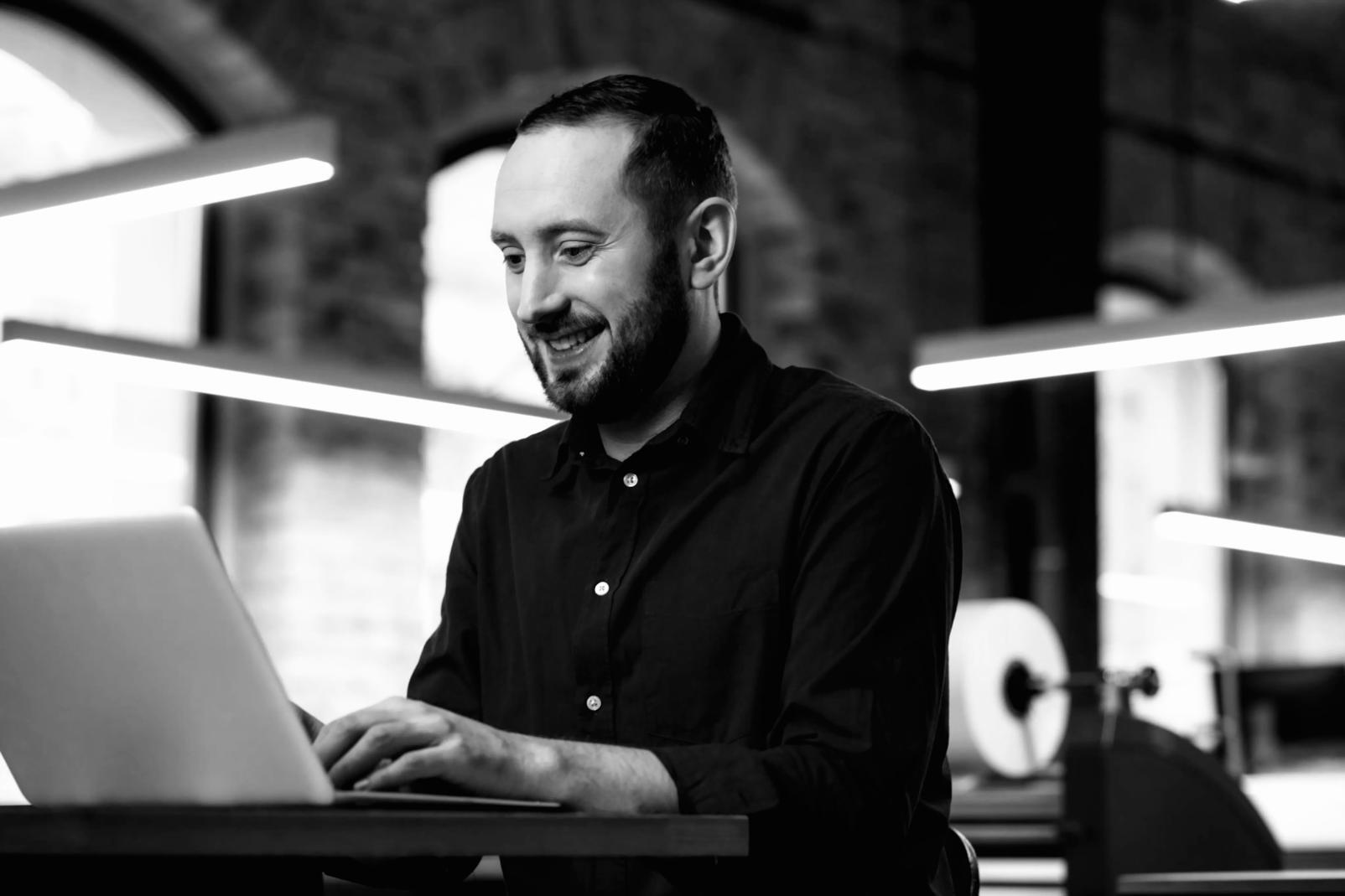 Interfaccia della piattaforma con strumenti interattivi per l'apprendimento degli investimenti